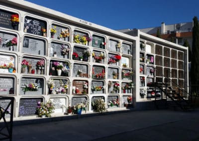 Nichos ocupados y vacíos en el cementerio de Rivas
