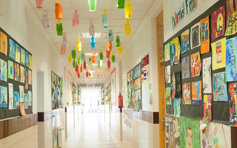 Pasillo del colegio Hipatia decorado por alumnos