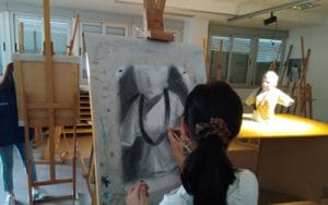Una alumna de Artes dibuja en el CEM Hipatia