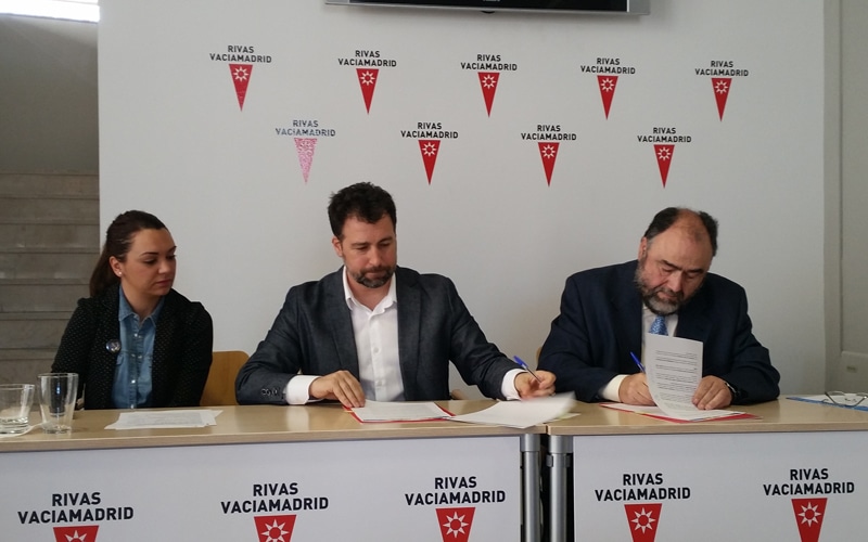 Aída Castillejo, Pedro del Cura y José Luis Palazuelos, en la firma del convenio con Unicef que distingue a Rivas como Ciudad Amiga de la Infancia