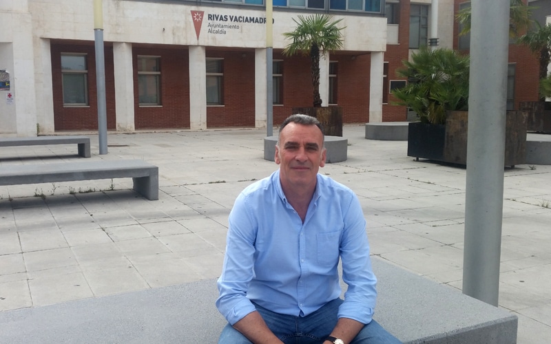 José Antonio Riber, frente al Ayuntamiento de Rivas Vaciamadrid