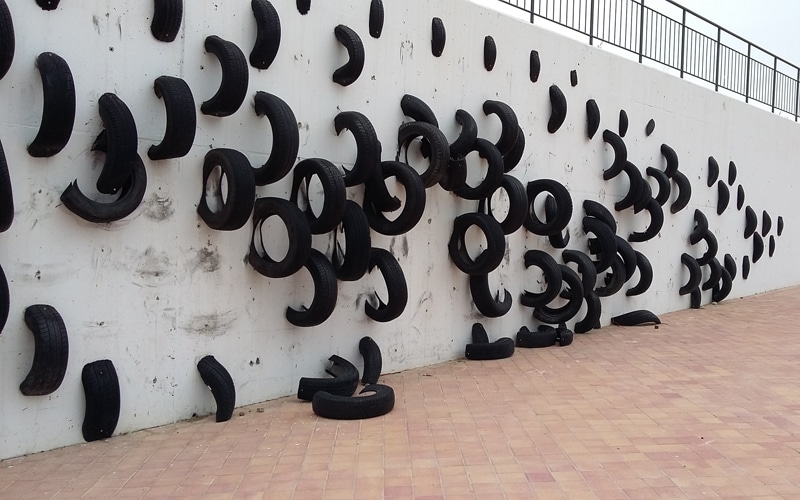 Escultura urbana de neumáticos deteriorada en el recinto ferial del Miguel Ríos