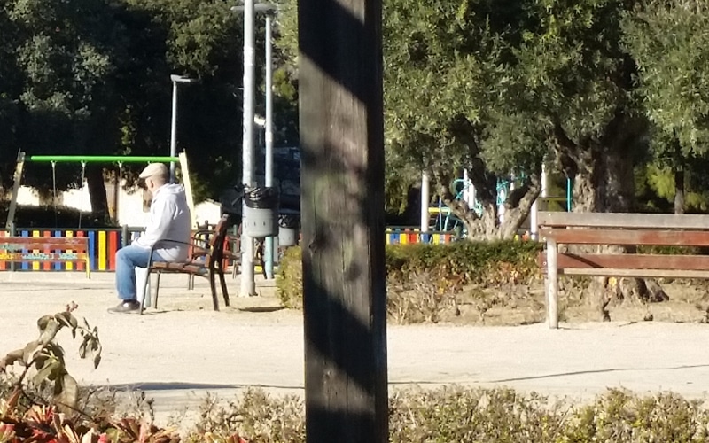 Una persona mayor en un parque de Rivas