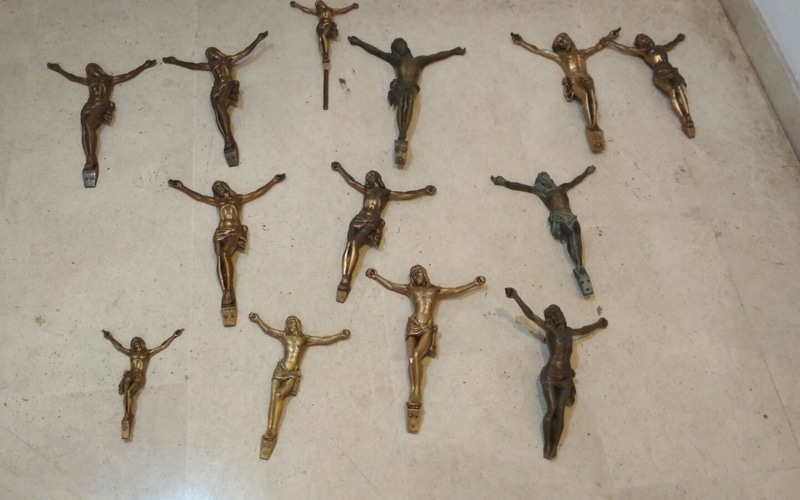 Crucifijos robados del cementerio de Rivas Vaciamadrid (Fuente: Guardia Civil)