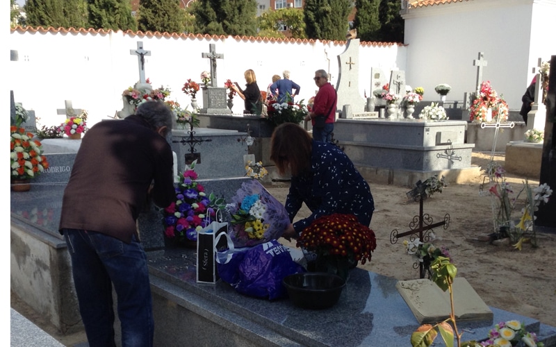 Con flores al cementerio: cómo adornar y cuidar el lugar donde descansan tus seres queridos