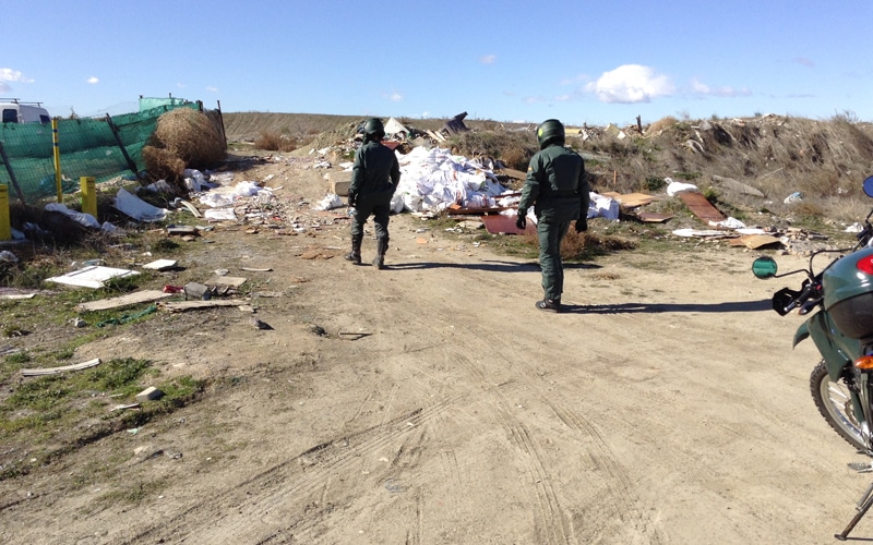 Agentes del Seprona investigan un vertido ilegal de residuos en la Cañada (Fuente: Diario de Rivas)