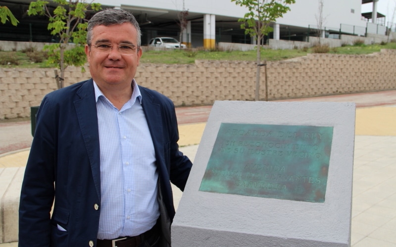 Guillermo Hita, alcalde de Arganda del Rey, junto a la placa de la nueva avenida.