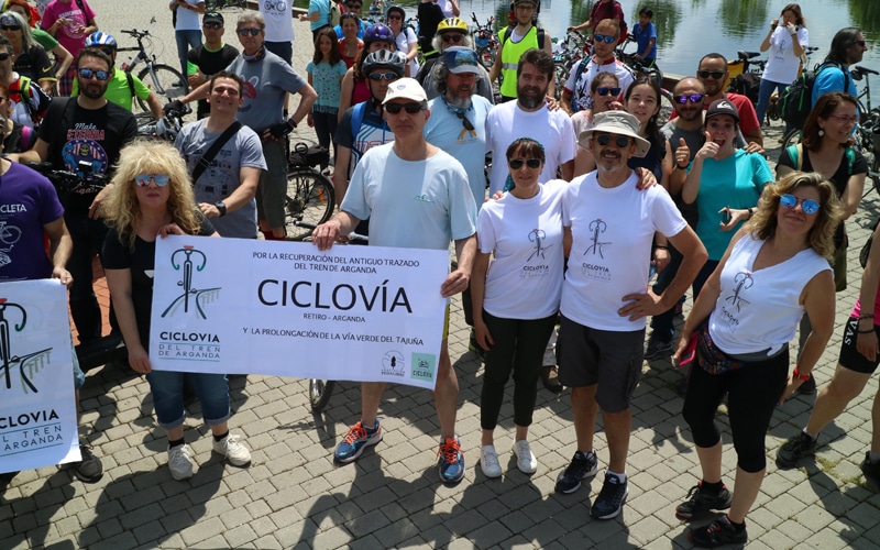 Ciclistas de Rivas, Arganda y Madrid marchan por la ciclovía del Tren de Arganda