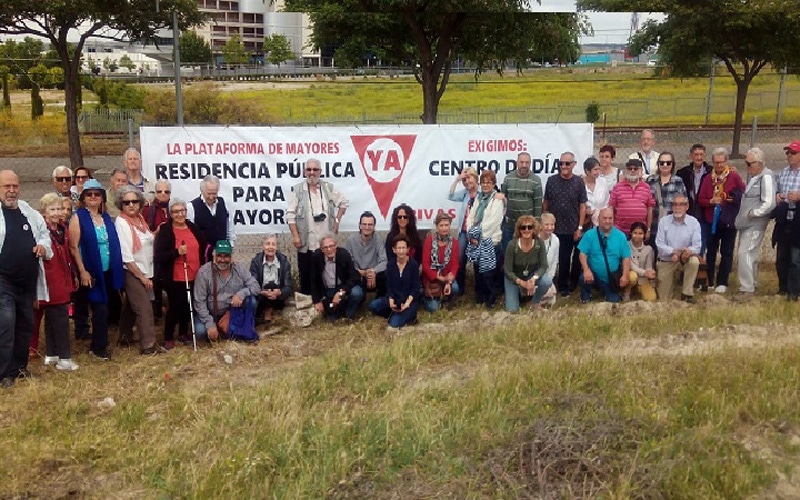 La Plataforma de Mayores de Rivas celebra una fiesta reivindicativa en la parcela de la prometida residencia pública