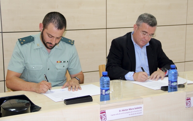 Héctor Mora y Guillermo Hita firman la cesión del centro Ernest Lluch. Imagen cedida por el Ayuntamiento de Arganda.