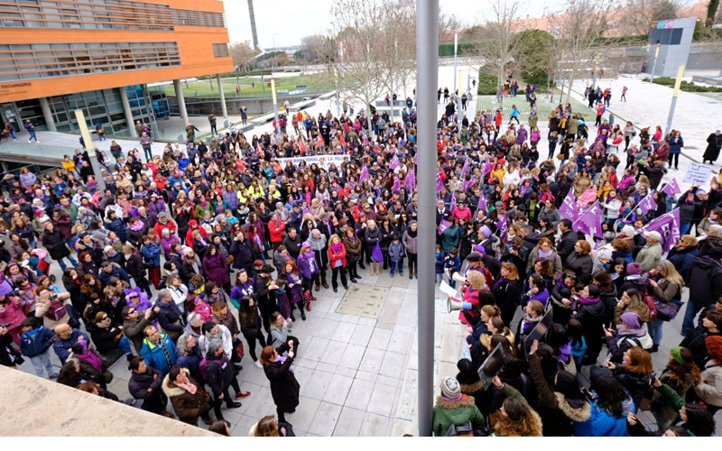 Huelga Feminista en la plaza de la Constitución de Rivas