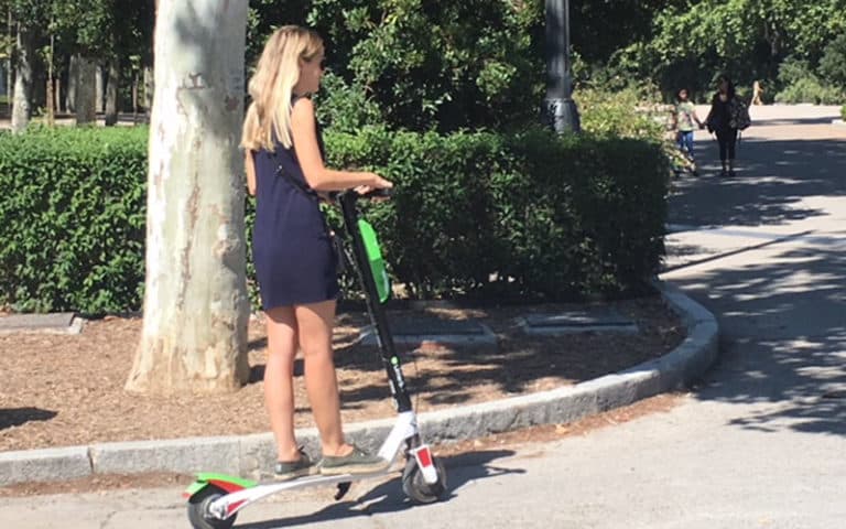 Una persona moviéndose en patinete