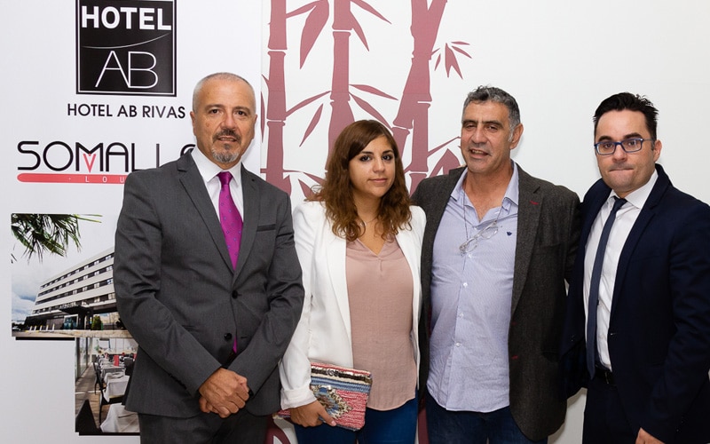 Paul García, con Carla de Nicolás, concejala de Recursos Humanos de Rivas, y Gabriel, de Empleo y Proyectos Emprendedores, además de ÁLvaro López, subdirector del hotel