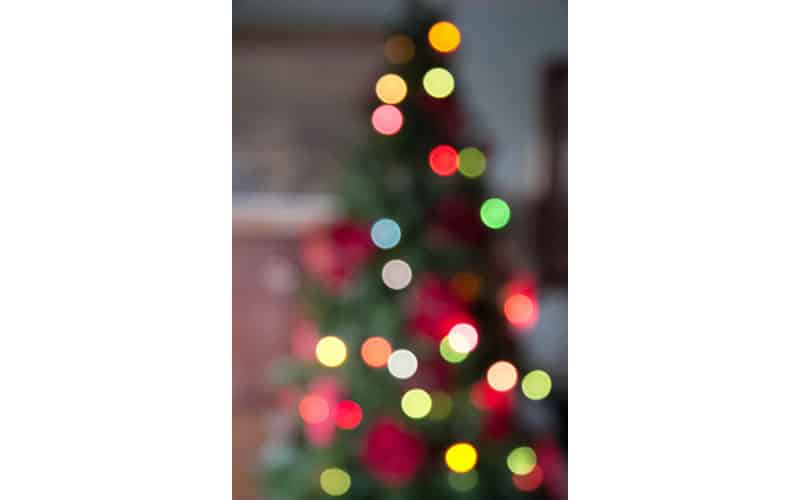 arbol de navidad con luces encendidas. Efecto bokeh.