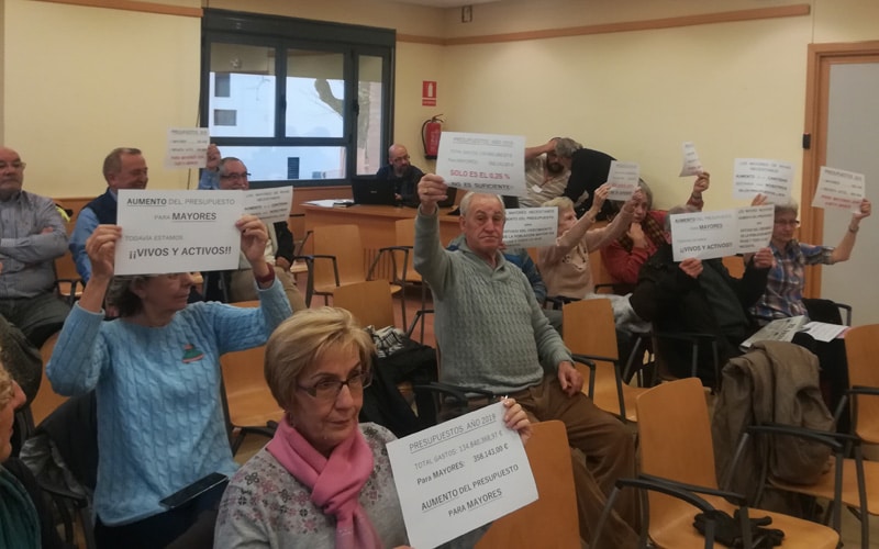 Protesta de mayores en el Pleno de Rivas de este jueves