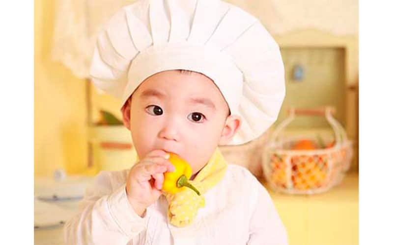Niño cocinero cocinando cocina