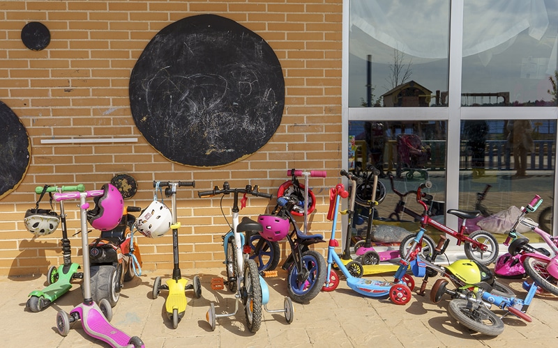 Triciclos y patinetes 'aparcados' en el colegio Hipatia de Rivas Vaciamadrid