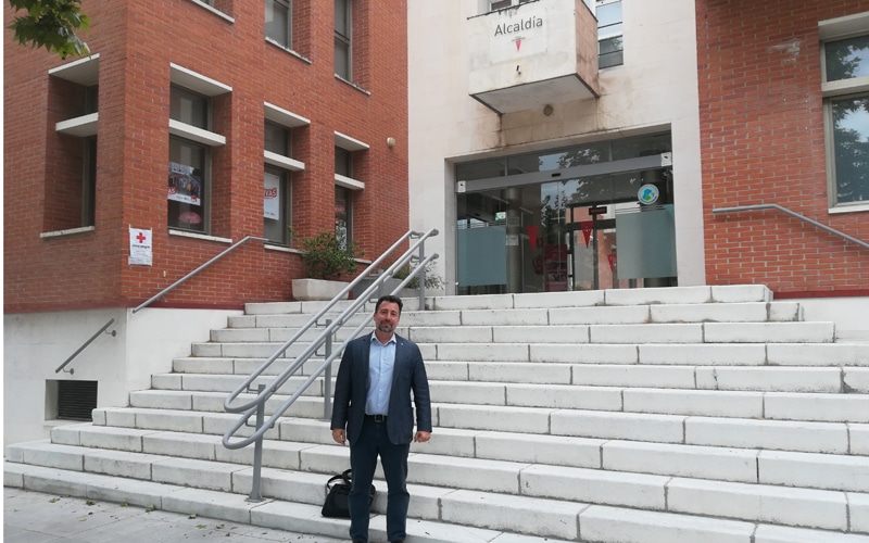 Pedro del Cura, frente al edificio de Alcaldía