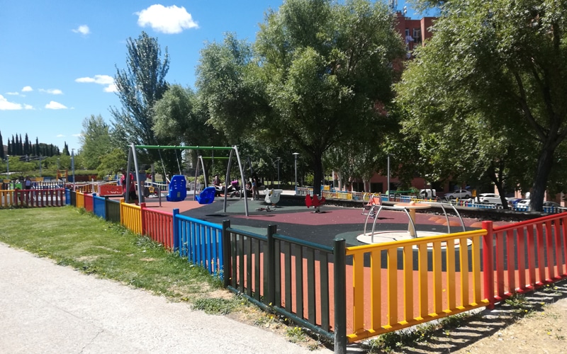 Área con juegos inclusivos en el Parque Lineal de Rivas columpios