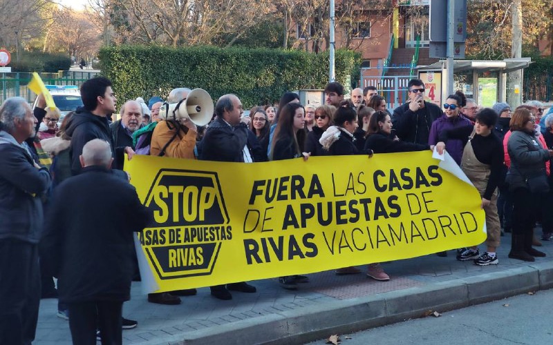 Decenas de personas se concentran en Rivas contra las casas de apuestas