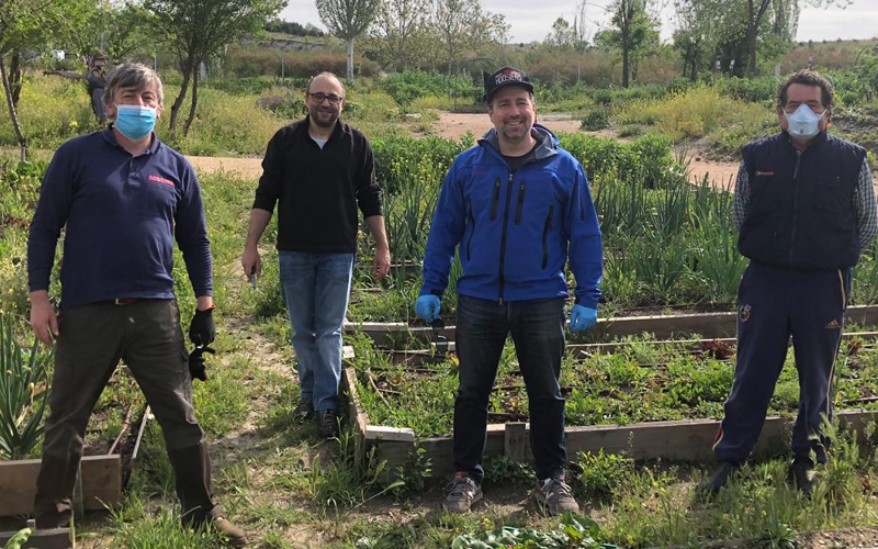 Nicola Dente, Carlos Monedero, Pedro del Cura y Jorge L&oacute;pez, en los huertos urbanos de Rivas