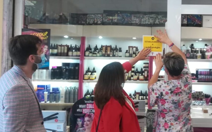 Colocaci&oacute;n del sello Establecimiento de Confianza Rivas en Comercial DPeluquer&iacute;a
