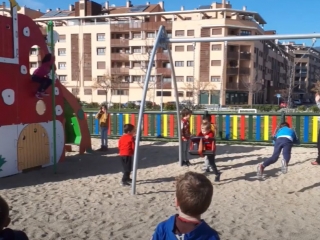El alumnado de 5 años de Hipatia ‘rediseña’ el parque frente a su colegio