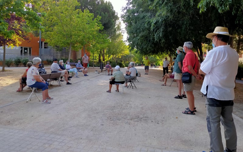 Reunión de mayores al aire libre frente al Centro de Mayores El Parque de Rivas