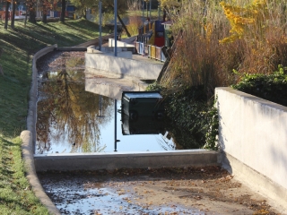 Contenedor en la ría del Parque Lineal contenedor ría parque lineal