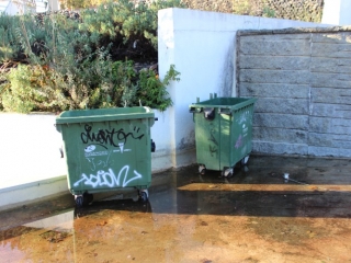 Contenedores de basura dentro del estanque del Parque Lineal Contenedores de basura dentro del estanque del Parque Lineal