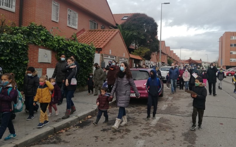 Decenas de familias han protestado este viernes en Covibar por la falta de luz en la Cañada Real