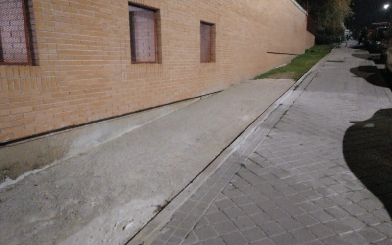Imagen exterior del lateral del pabellón Los Almendros