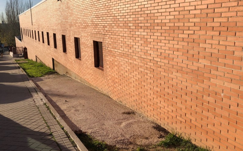 El pabellón deportivo Los Almendros sufre nuevas filtraciones de agua tras las obras del muro anexo al edificio