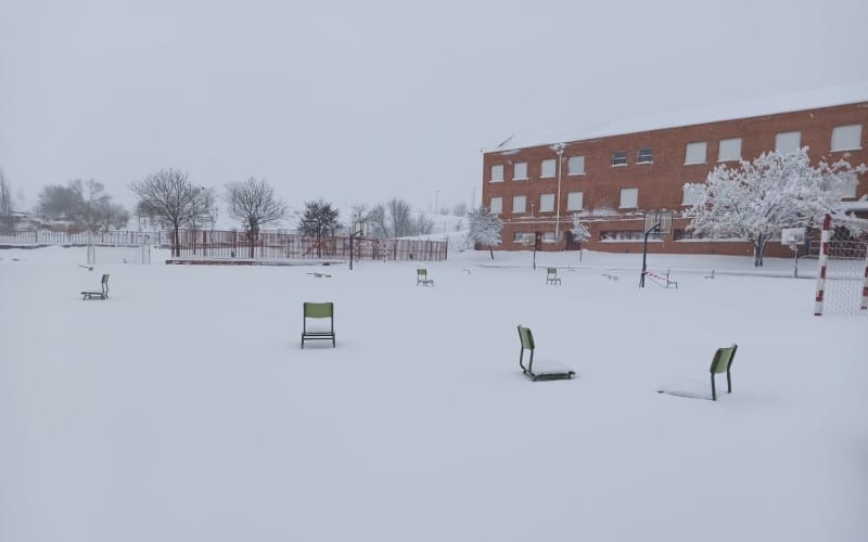 El patio del colegio Mario Benedetti de Rivas Vaciamadrid, cubierto por la nieve 