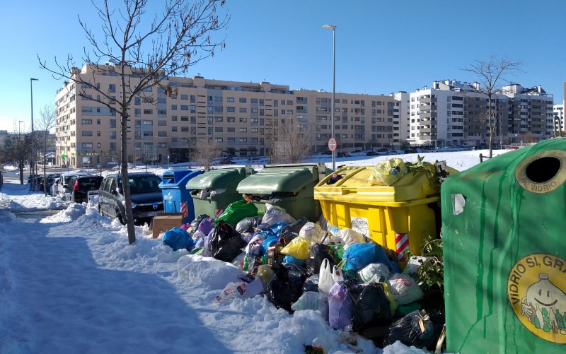 Contenedores llenos de residuos tras la nevada, en Rivas Vaciamadrid