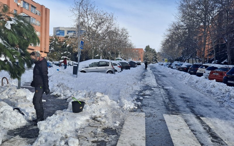 La ciudadanía se ha echado a la calle para ayudar en tareas de limpieza de la nieve. Imagen de Covibar (©Diario de Rivas)