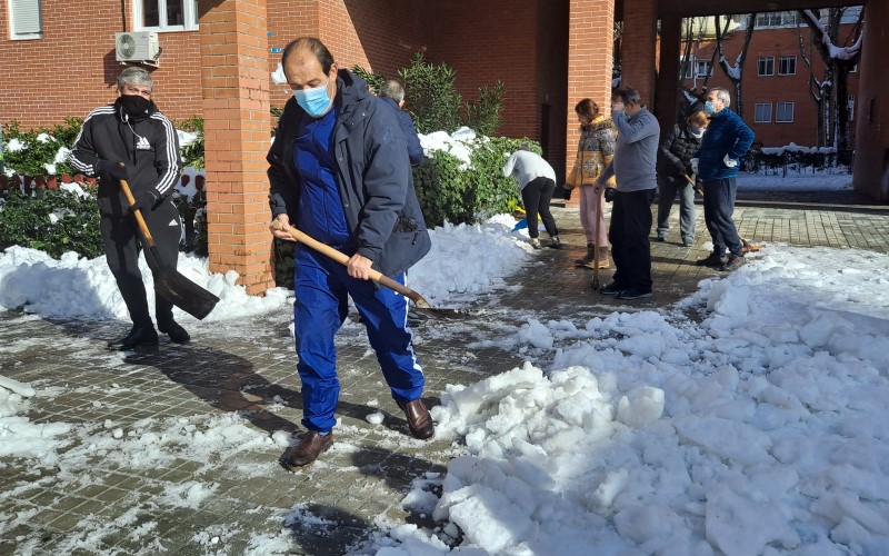 La ciudadanía se ha echado a la calle para ayudar en tareas de limpieza de la nieve. Imagen de Covibar (©Diario de Rivas)