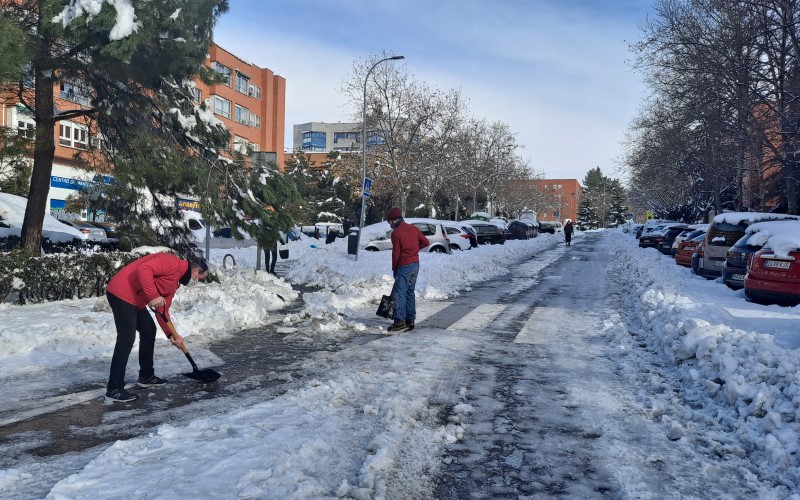 La ciudadanía se ha echado a la calle para ayudar en tareas de limpieza de la nieve