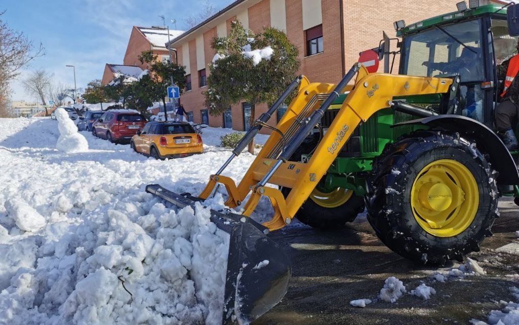 Un vecino ha cedido su tractor para ayudar a retirar la nieve de las calles