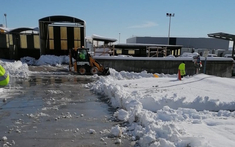 Un vehículo municipal trabaja para retirar la nieve de las calles de la ciudad
