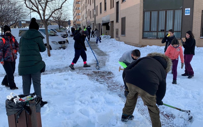 La ciudadanía se ha echado a la calle para ayudar en tareas de limpieza de la nieve