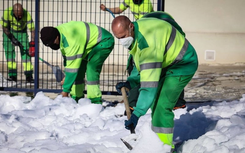 Personal de Rivamadrid retirando nieve