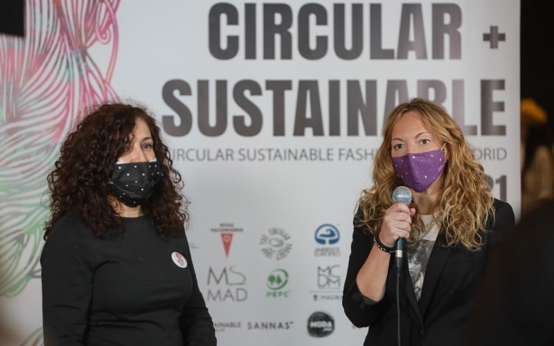 Paloma García, directora de CSFW Madrid, y Vanessa Millán, concejala de Transición Ecológica, en la 'Pasarela 17' celebrada en Rivas Vaciamadrid