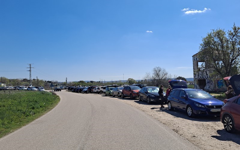 Coches aparcados junto al acceso al Soto de las Juntas, el sábado, 13 de marzo de 2021