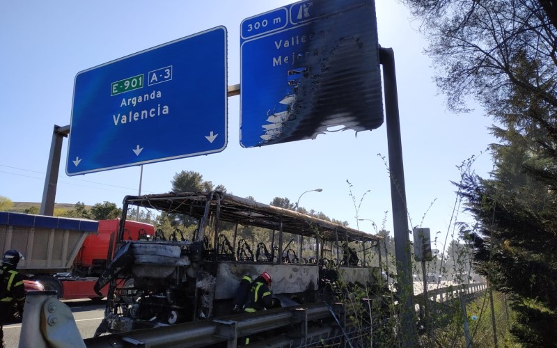 Incendio de un autobús en la A3
