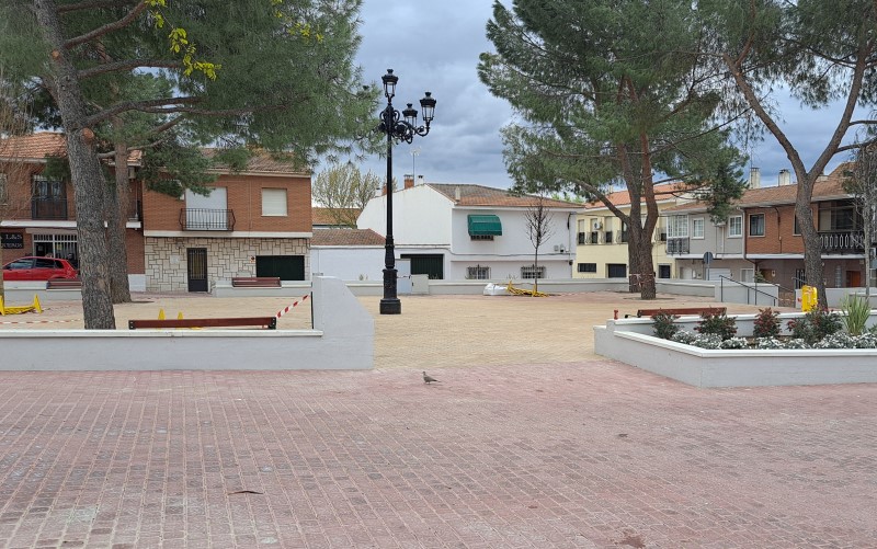 La farola fernandina, en la plaza del pueblo de Rivas Vaciamadrid tras las obras