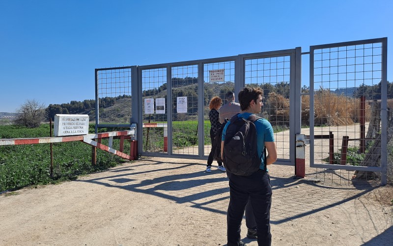 Varias personas se encuentran con la valla que cierra el camino de Casa Eulogio, en Rivas Vaciamadrid