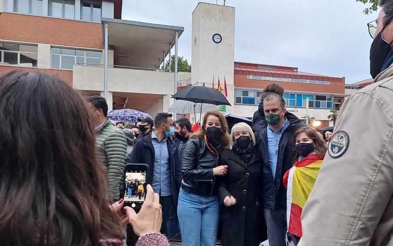 Ortega Smith (Vox) se fotografía con asistentes al mitin en Rivas Vaciamadrid