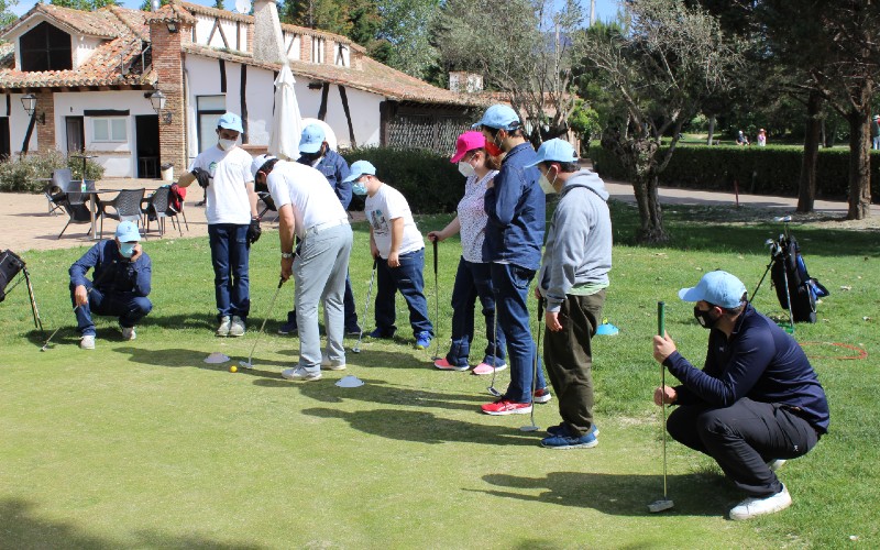 Los chicos y chicas de Aspadir aprenden a jugar al golf en su primera experiencia al aire libre desde que se inició la pandemia