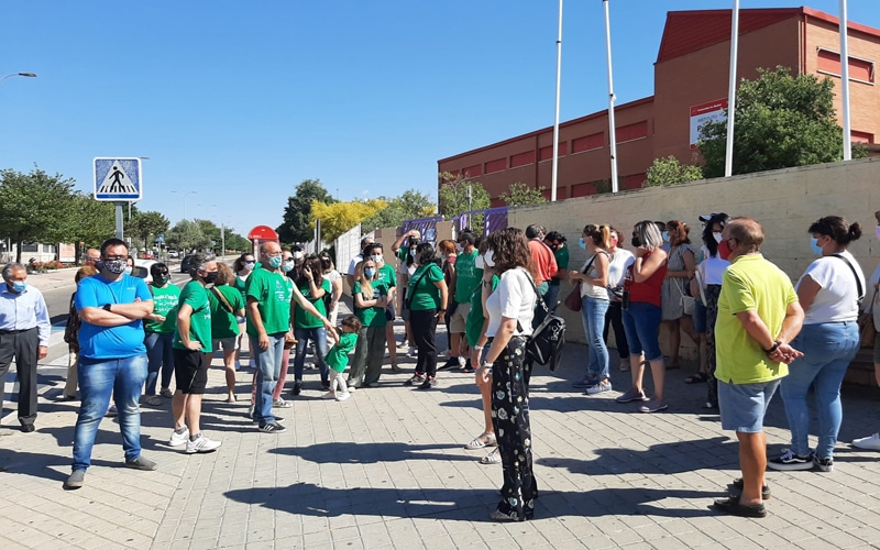 El PSOE de Rivas muestra su apoyo a las familias que no han podido obtener plaza en el IES Julio Pérez